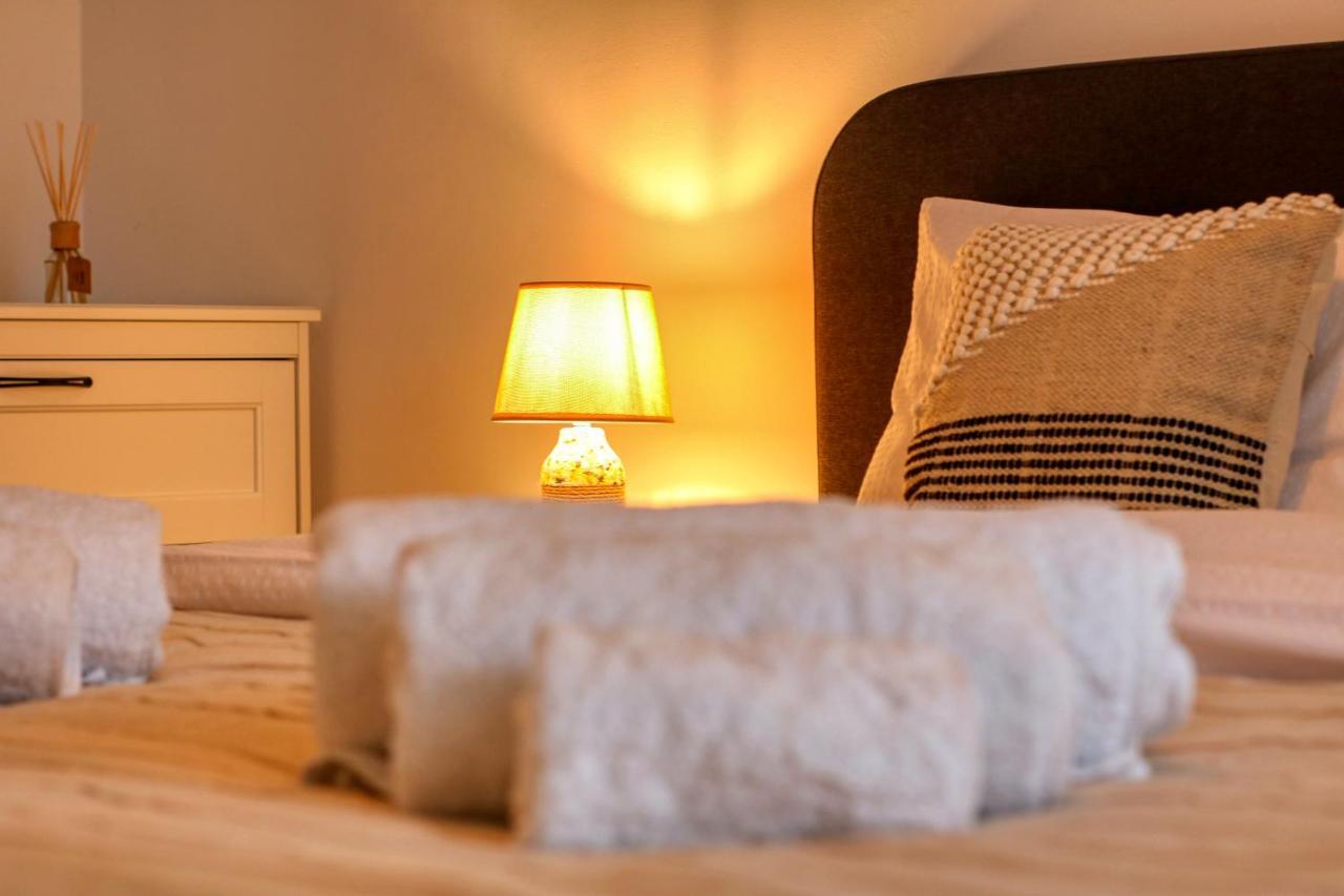 Relaxation Station: Cozy Apartment with Smart Features near Ior Park Bucharest Exterior photo